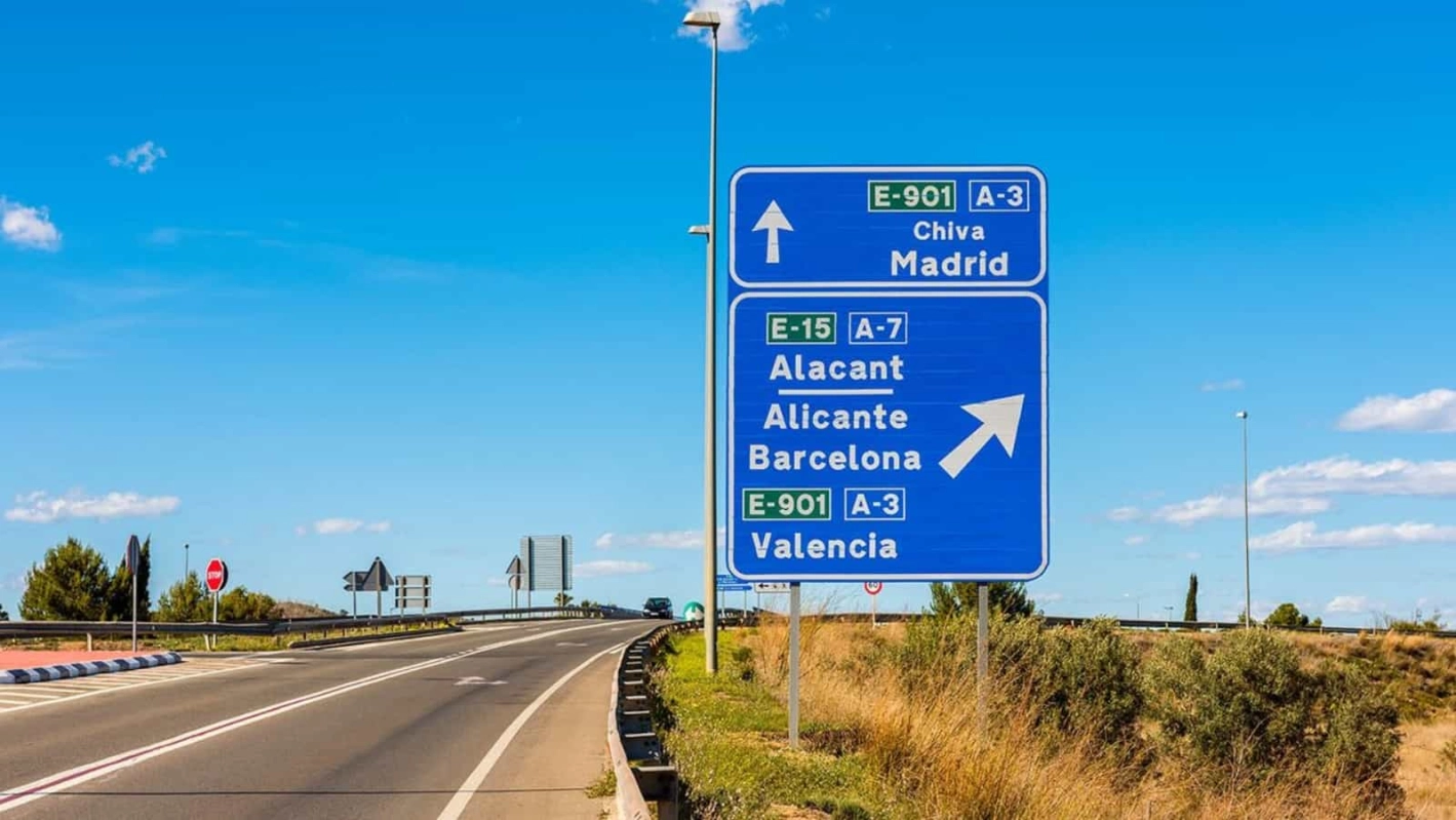 Fotografía de indicaciones para llegar a Valencia y Madrid por carretera, para la próxima mudanza