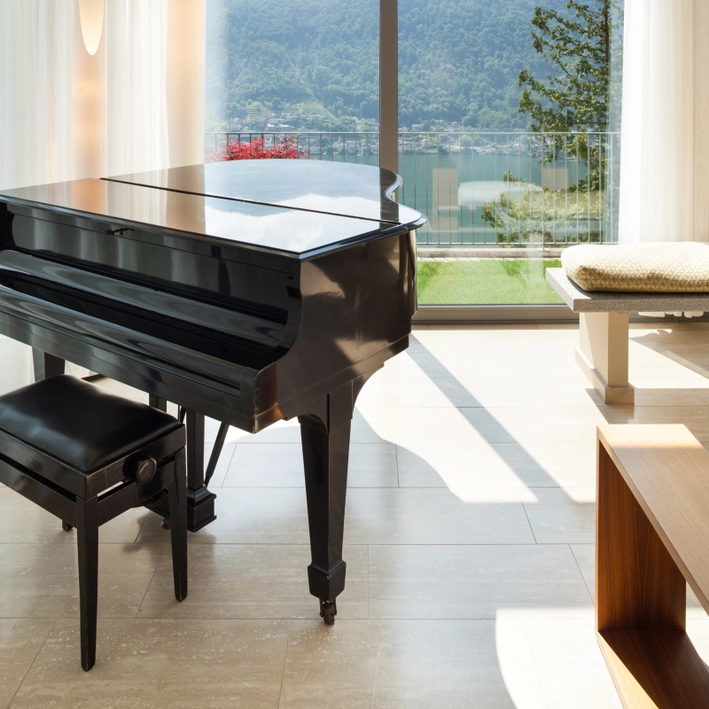 Fotografía de un salón con un piano