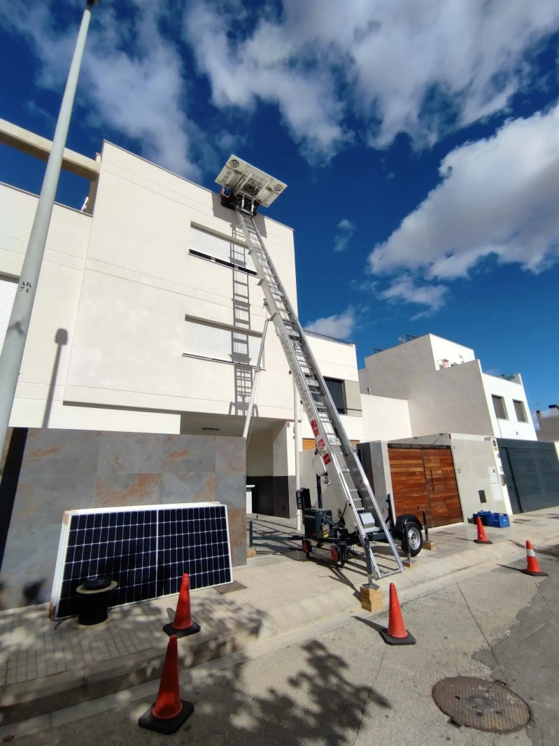 Fotografía de un servicio de elevación de paneles solares en Valencia