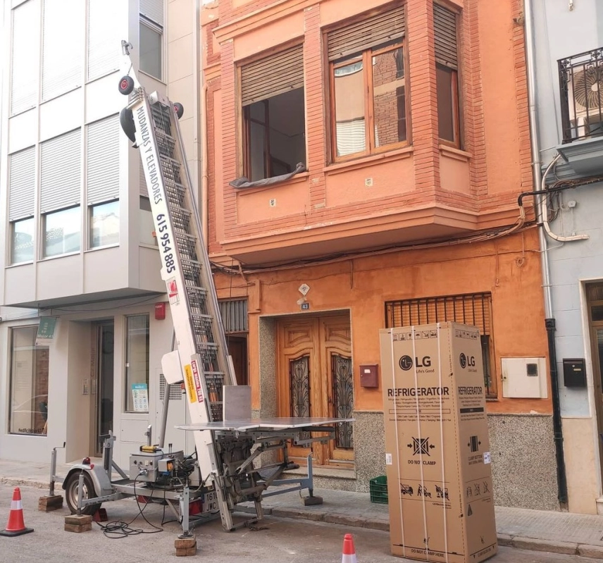 Fotografía de una mudanza de nevera con plataforma elevadora