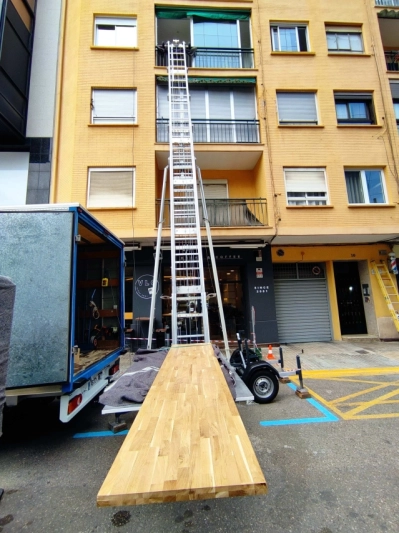 Fotografía de un caso de elevación de materiales en la construcción