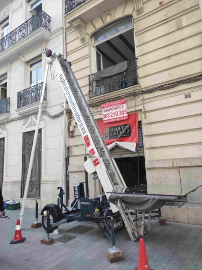 Fotografía de un caso de elevación de materiales en la construcción