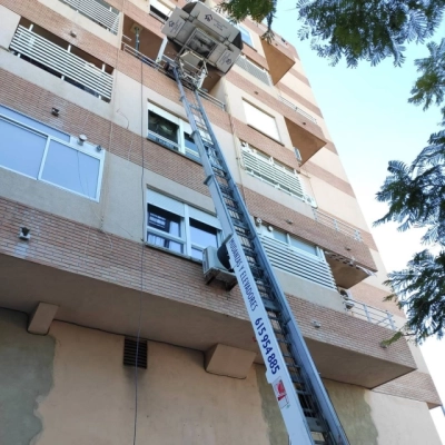 Fotografía de un caso de elevación de materiales en la construcción