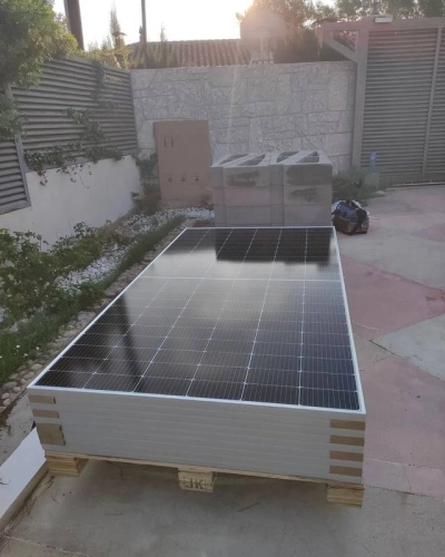Fotografía elevación de pacas solares en Valencia