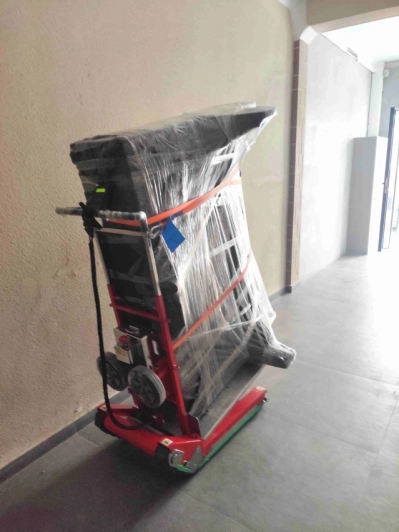 La oruga sube escaleras en acción