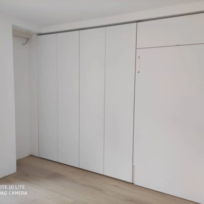 Montaje de armario con puertas abatibles