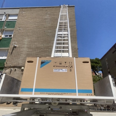 Traslado de bloque de aire acondicionado en Mas del Jutge, Torrente